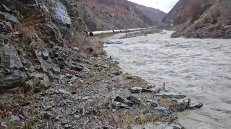 Rrugë të bllokuara, ura të dëmtuara dhe banesa në rrezik, ja si paraqitet situata në Bashkinë Kukës pas reshjeve të dendura të shiut