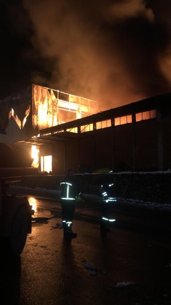 ​Zjarri në Comodita, ka rrezik, zjarrfikësit kërkojnë përforcim nga komunat tjera
