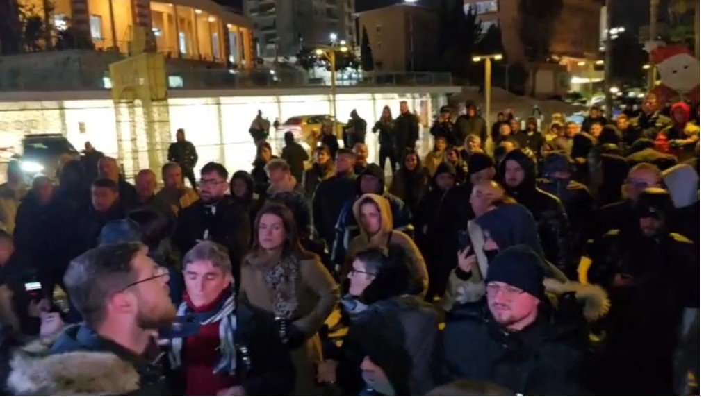 Sërish protestë në Durrës, tubuesit tentojnë të futen në ambientet e Bashkisë, përplasen me policinë