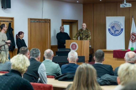 KFOR-i dhuron pajisje të specializuara për universitetin e Pejës