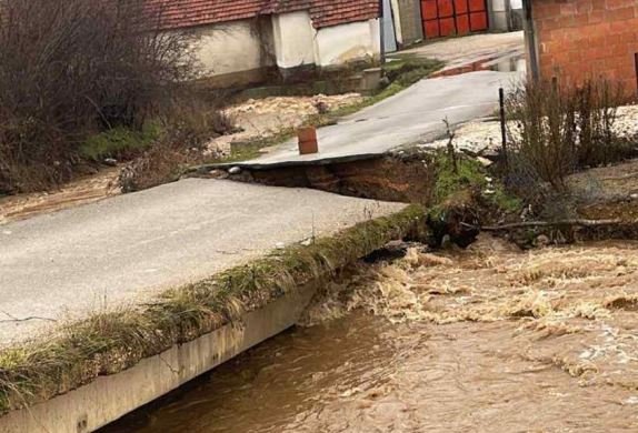 Shembet ura në Gadime të Epërme, vështirësohet lëvizja e banorëve