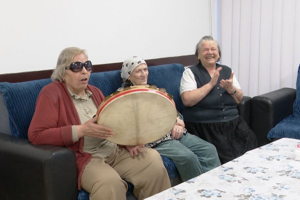 Jetë mes vetmisë dhe përkujdesjes, historitë në Shtëpinë e Pleqve