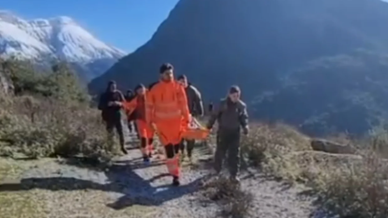 Fëmija goditet nga mushka në kokë, niset me helikopter drejt Vlorës, shkak rruga e prishur në fshatin Bashaj