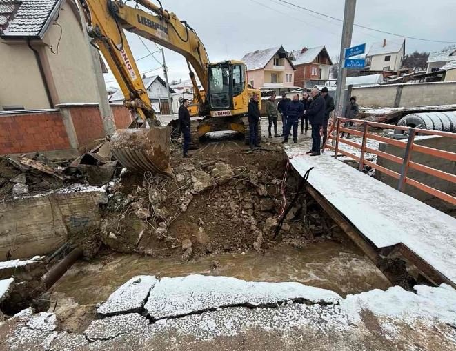 U shkatërrua nga reshjet e mëdha të shiut, ura e Smallushës rregullohet brenda dy ditësh