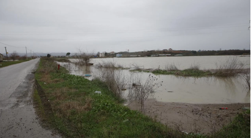 U përmbyt nga reshjet, ja si paraqitet situata në Durrës