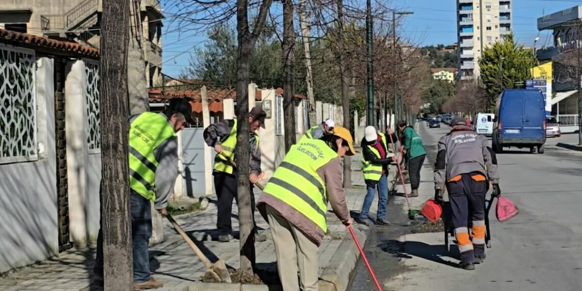 Arrihet akordi me bashkinë, punonjësit e Gjelbërimit në Vlorë rikthen në punë pas protestës 2-ditore
