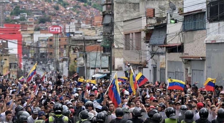 U arrestuan pas opinioneve kritike ndaj qeverisë, Venezuela liron 11 gazetarë dhe punonjës të medias nga burgjet