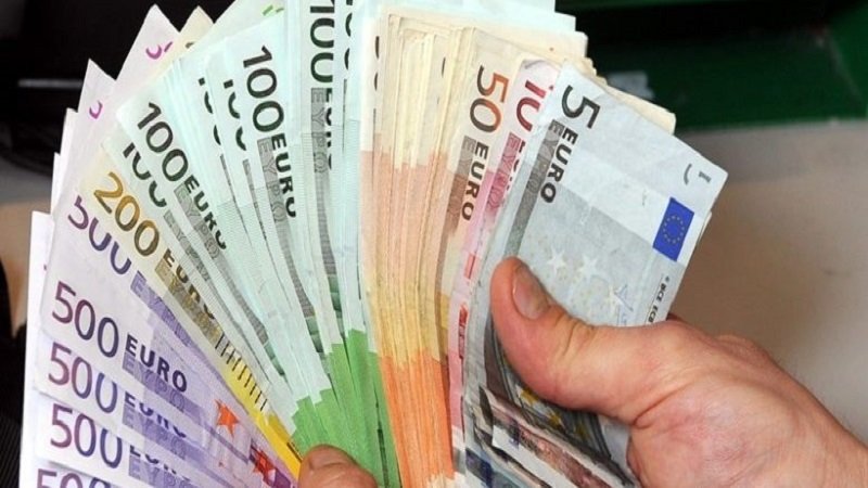 Gjest fisnik: I gjetën mbi 10 mijë euro në një lokal në Pejë, qytetarët i dorëzojnë në polici