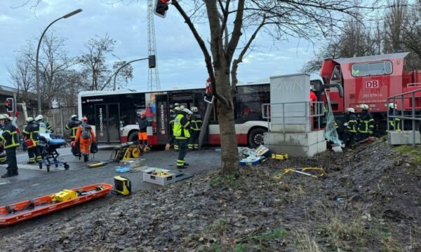 Treni përplaset me autobusin, një i vdekur dhe dhjetë të plagosur në Hamburg