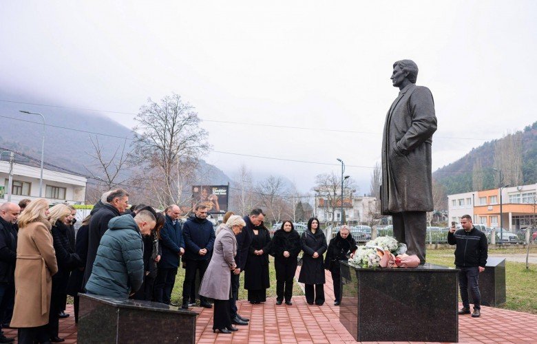 Krerët e partisë `Guxo`, Donika Gërvalla dhe Faton kujtojnë Smajl Hajdarajn