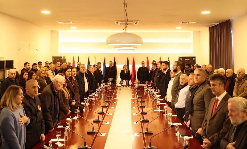 U mbajt tryezë kushtuar Heronjve të Flakës së Janarit