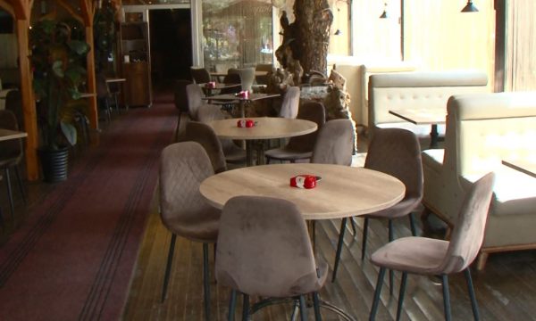 Gastronomët në Ohër dhe Strugë kërkojnë nga Qeveria të shtyjë hyrjen në fuqi të ligjit të ri për duhanin