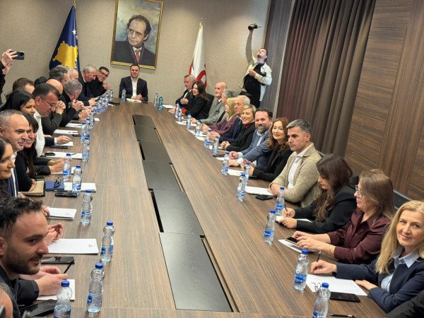​Mbi tri orë në takim, çfarë po ndodh në mbledhjen e kryesisë së LDK-së?