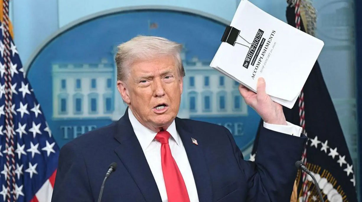 Kaos në 1-vjetorin e Trump: Deputeti e shan ‘live’, Macron paralajmëron rrezikun, Presidenti tund dosjen e sukseseve