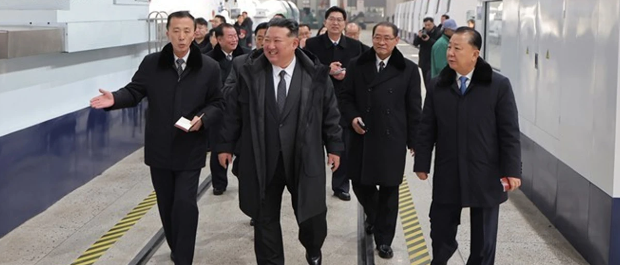 Kim Jong-un shkarkoi zëvendëskryeministrin pasi modernizoi një fabrikë