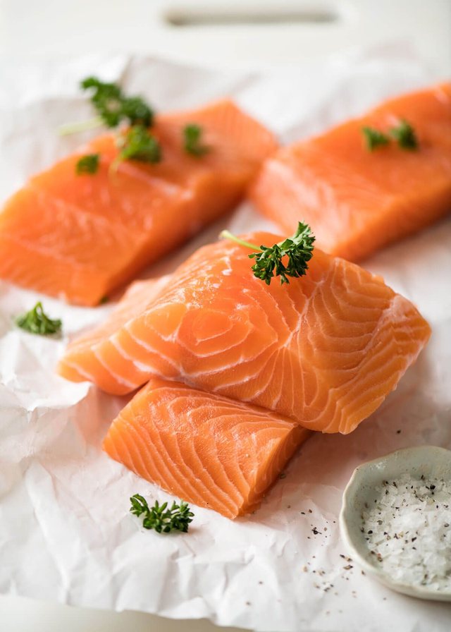 Salmoni dhe përfitimet e tij për shëndetin, pse duhet ta konsumoni më shpesh