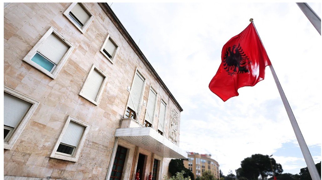 Shkarkohen nga detyra Prefektët e qarkut të Durrësit, Korçës dhe drejtori i Bibliotekës Kombëtare, ja kush i zëvendëson