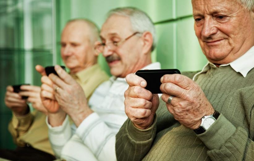 Edhe të moshuarit pas teknologjisë, 82% përdor telefon smart çdo ditë