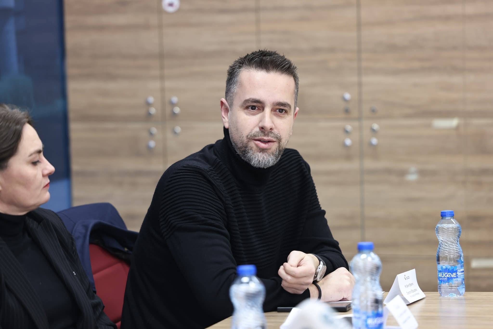 Drejtoria e Arsimit në Prishtinë distancohet nga ligjërata për Gjykatën Speciale në një shkollë