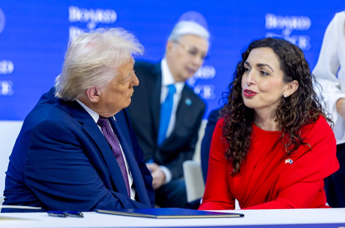 Moment historik: Osmani krah për krah me Trump, Kosova mes shteteve nënshkruese të Kartës së Bordit të Paqes