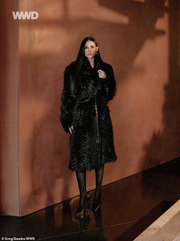 Demi Moore shkëlqen në fustan mini argjendi, nderohet me çmimin “Fashion Icon” nga WWD