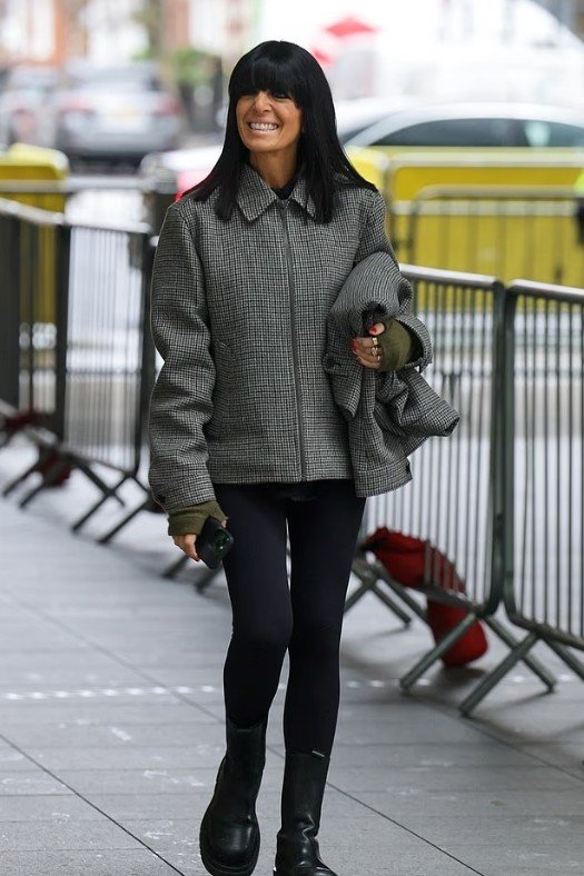 Claudia Winkleman shfaqet elegante përpara finales së “The Traitors”