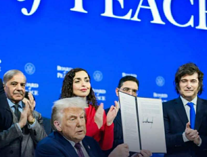 Shtëpia e Bardhë ndan foton e Trumpit ku shihet edhe Osmani