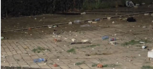 Shishe të hedhura, gurë e mbetje nga molotovët e përdorur/ Çfarë lanë pas protestuesit e PD