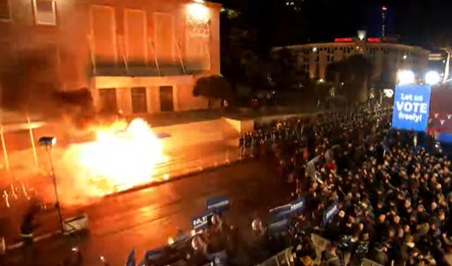 Molotovë dhe gaz lotsjellës/ 11 efektivë në spital, lëndohen edhe disa protestues
