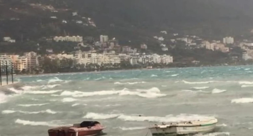 Moti i keq, ndalohet lundrimi i mjeteve të vogla dhe peshkimit në Vlorë