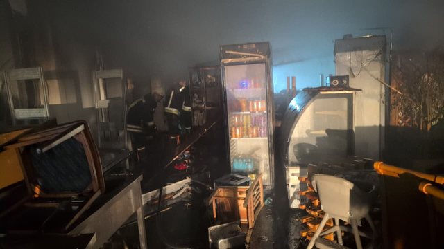 Zjarr në një lokal në Durrës, dyshohet se flaka nisi nga një shkëndijë elektrike