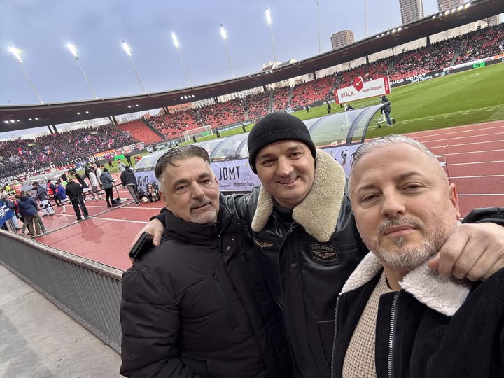 Tre ish - futbollistët e Bashkimit 1947 në një vend