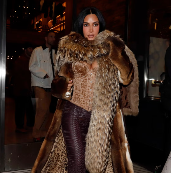 Kim Kardashian zbulon sekretin e flokëve: Një “mist luksoz” 97 dollarësh që nuhat si ëndërr