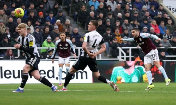 Aston Villa vazhdon garën për titull, triumfon si mysafire