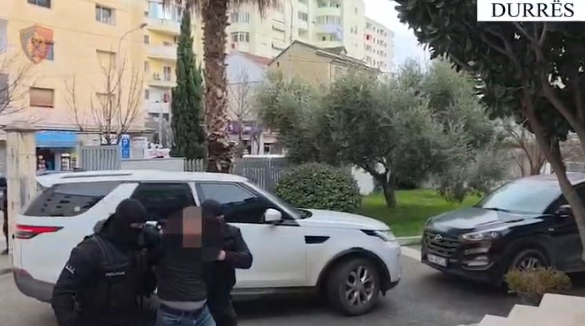 Plagosi me thikë vajzën e tij, arrestohet 56-vjeçari në Durrës