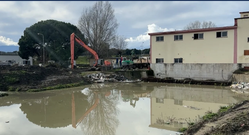 Rritet niveli i ujit në kanalet e Vlorës pas reshjeve të shiut, probleme për disa familje që jetojnë pranë hidrovorit