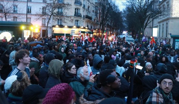 Mijëra qytetarë marshojnë në Paris për vdekjen e një imigranti në paraburgim