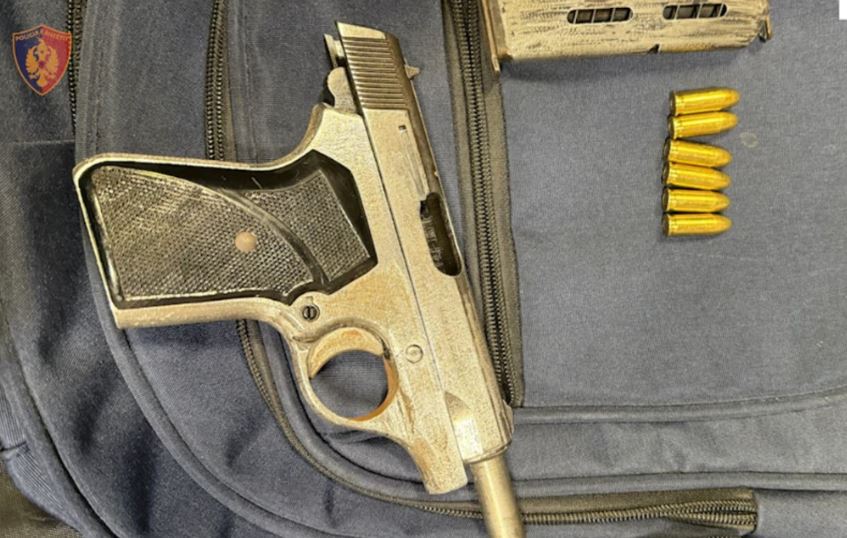 Me pistoletë në bagazhe drejt Italisë, arrestohet 30-vjeçari në Rinas