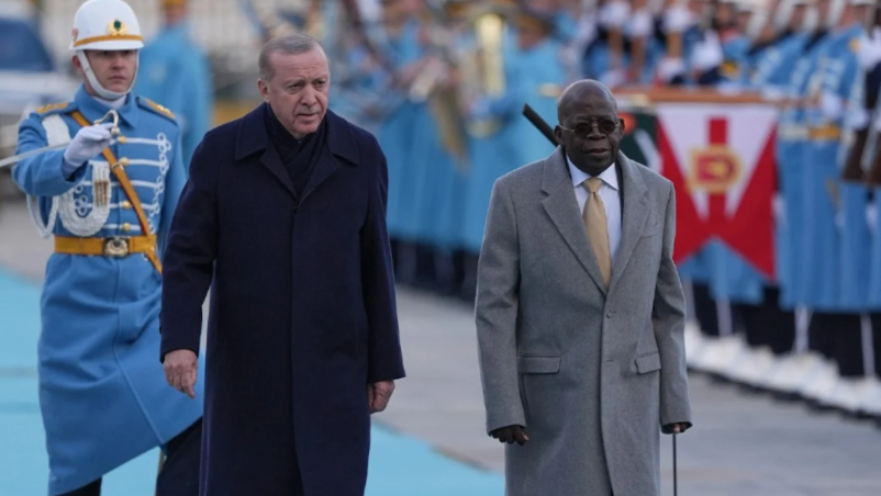 Momente të sikletshme gjatë takimit me Erdogan, presidenti nigerian rrëzohet teksa po futej në Pallatin Presidencial 