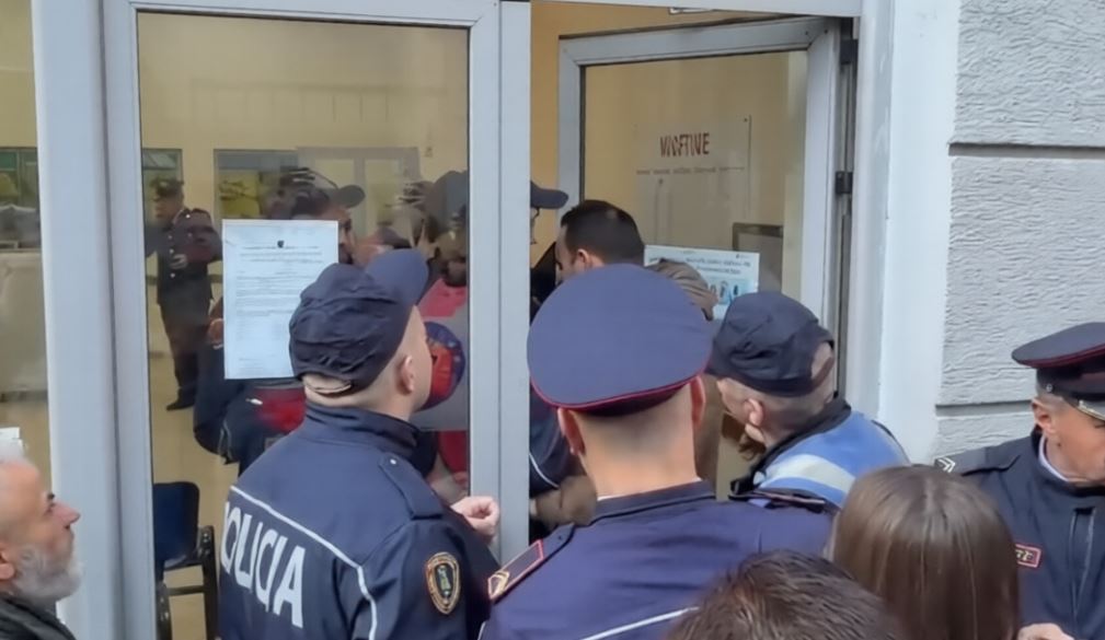 Mes përplasjeve dhe tensioneve, Gjykata e Tiranës liron nga qelia 19 protestuesit e arrestuar