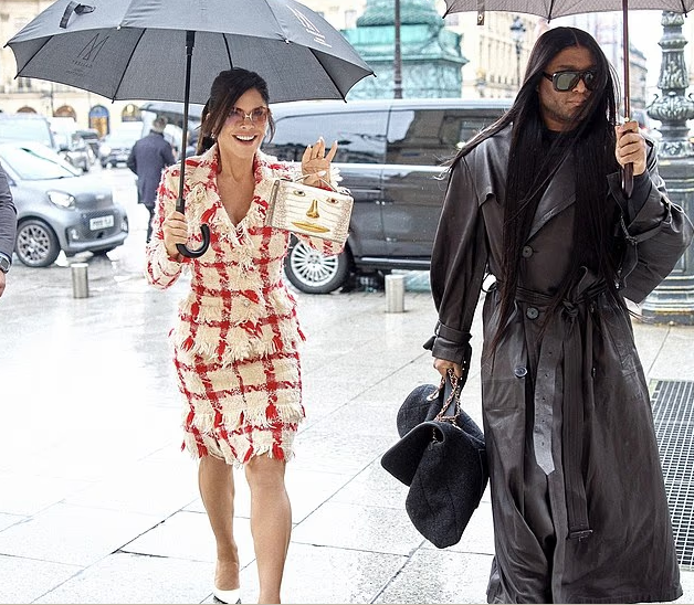 Lauren Sanchez elegante në shi gjatë Paris Fashion Week
