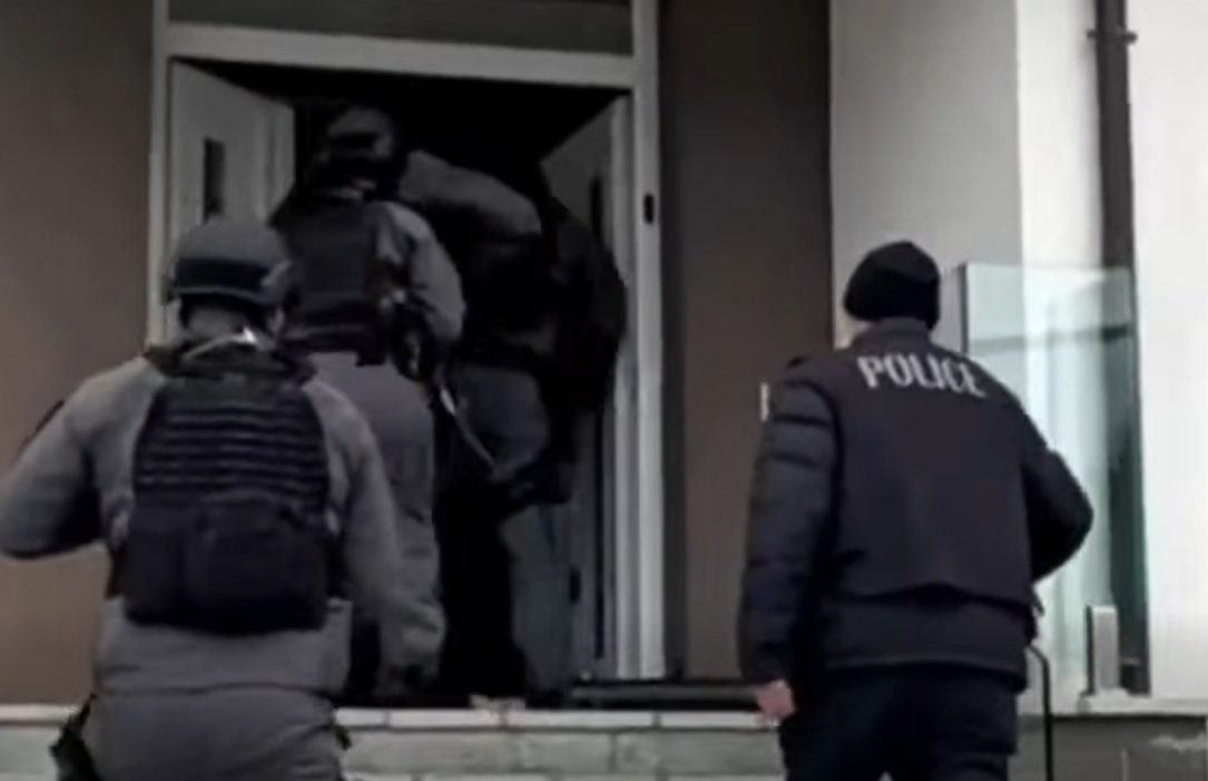 EUROPOL “zbarkon” në Kosovë, goditet rrjeti global i IPTV-së ilegale – bastisje në Prishtinë e Dragash