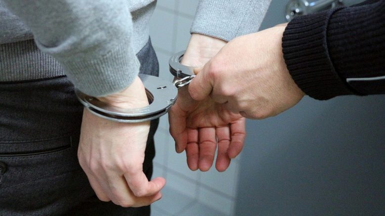 Po kërkohej për kultivim të bimëve narkotike, në pranga shtetasi i Shqipërisë