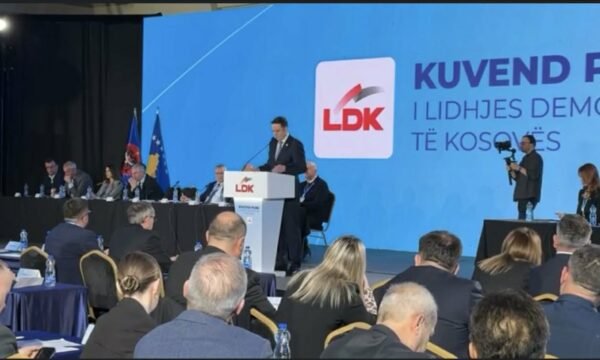 Abdixhiku nis fjalimin, Hoti e dëgjon nga rreshti i parë