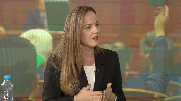 Çfarë ndryshon në Kodin e ri Penal? Juristja Greta Ambeli sqaron ‘dekriminalizimin’ për gazetarët dhe arrestimet për parkim dysh