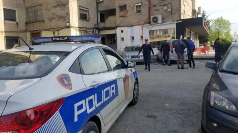 Dhunuan një çift dhe iu dëmtuan makinën, procedohet 44-vjeçari në Durrës, shpallen në kërkim dy të tjerë