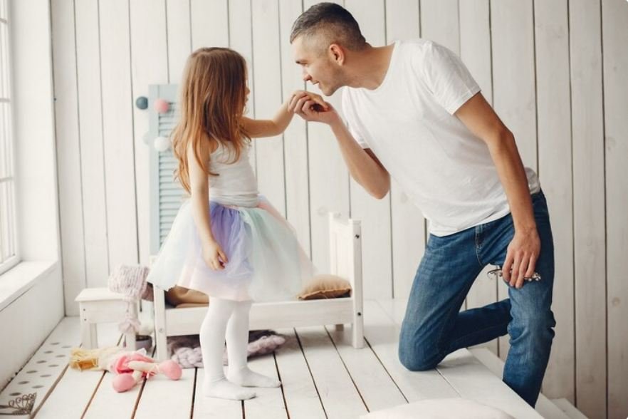 7 tipare që vajzat mësojnë nga baballarët e tyre dhe që i bëjnë të pandalshme në moshën e rritur