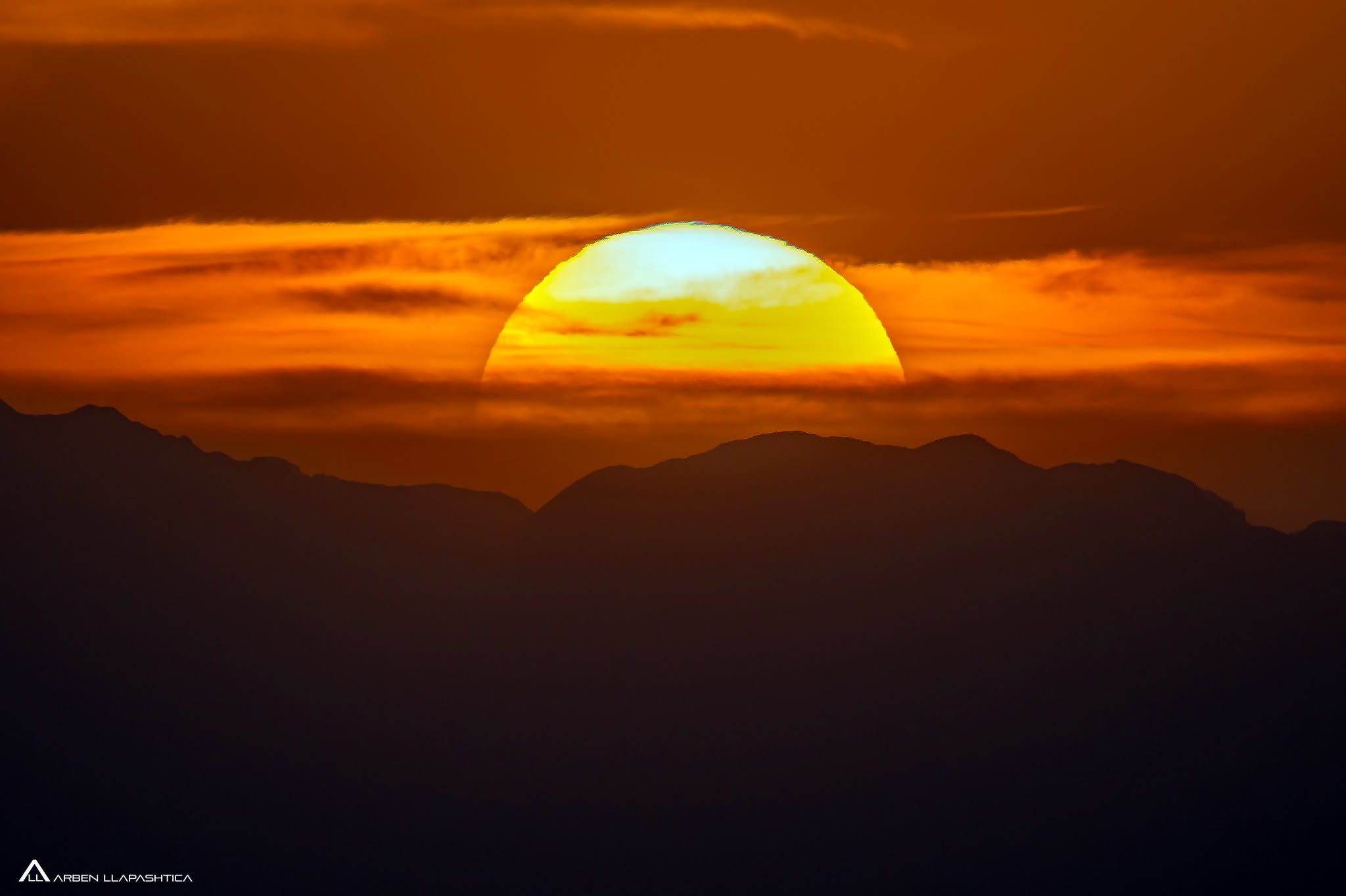 Per&euml;ndimi i diellit n&euml; Maj&euml;n e Pashtrikut, nj&euml; pamje mahnit&euml;se ku natyra shfaq gjith&euml; bukurin&euml; e saj. / Foto Arben...
