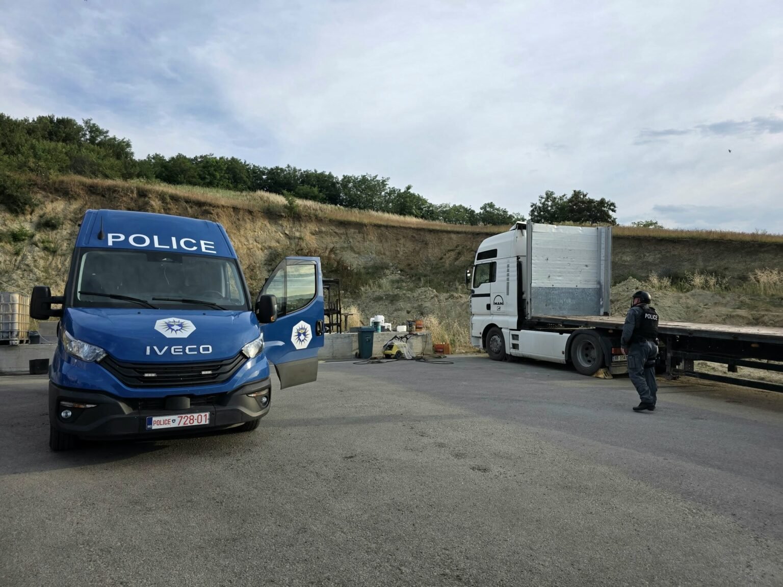 Bastisja nga Krimet Ekonomike/ Sekuestrohen mijëra euro, armë e autobotë për transporte derivatesh 