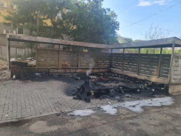 ​Digjen kontejnerë në dy rrugë të Prishtinës, zjarri përfshin edhe dy vetura